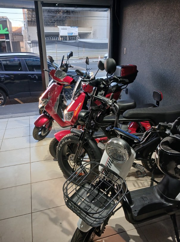 Scooters no showroom da Blue Electric
