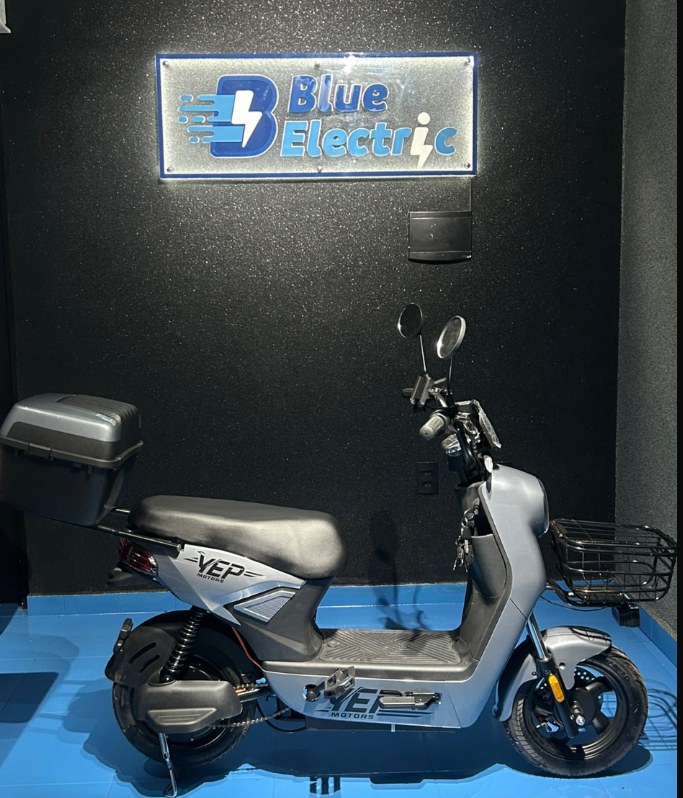 Scooter elétrica cinza com baú