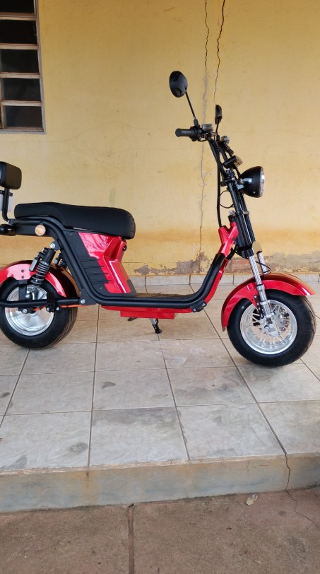 Scooter estilo pneuzão vermelha